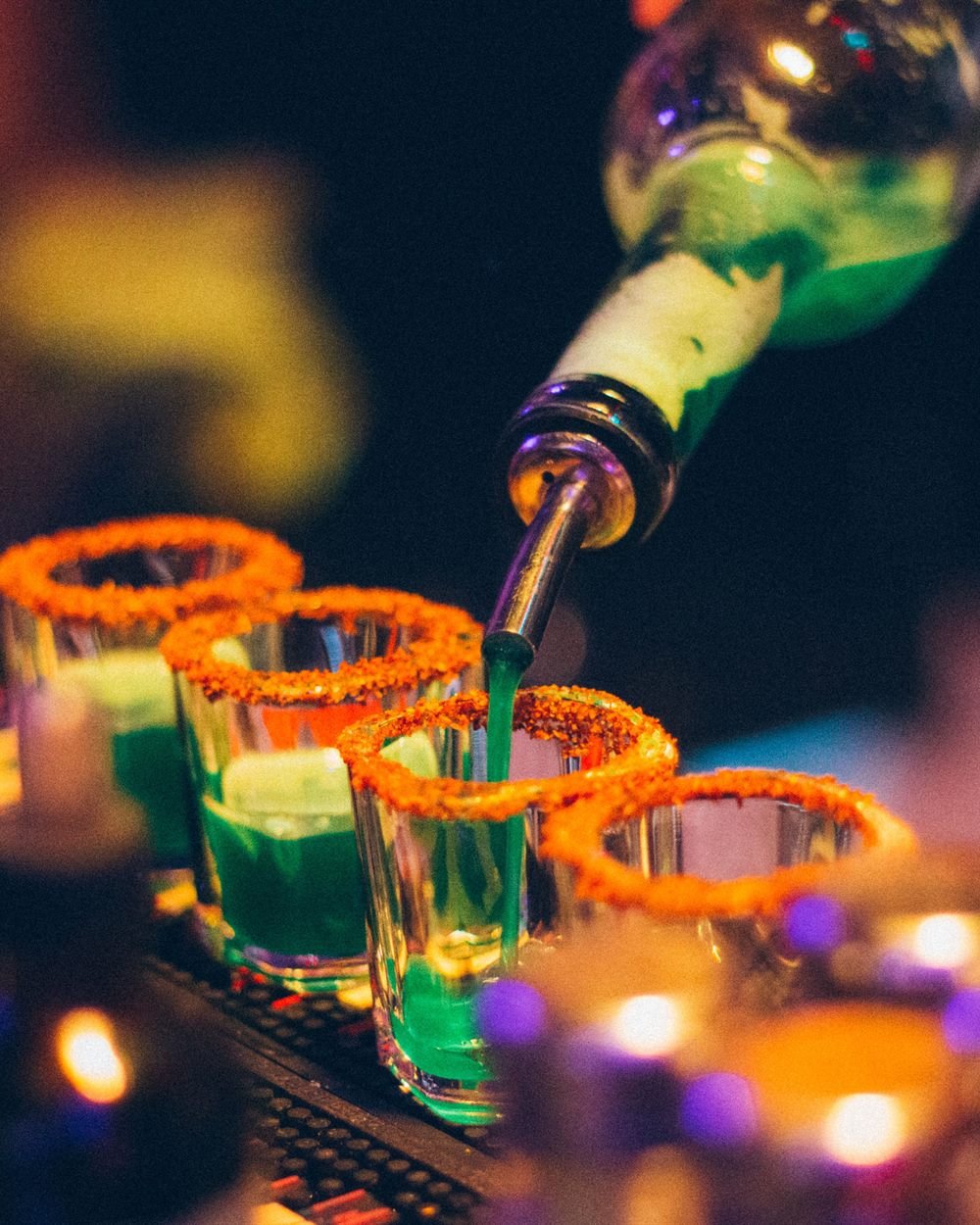 Shots escarchados con tajín servidos en la barra